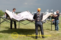 Aug5_people_tentsetup