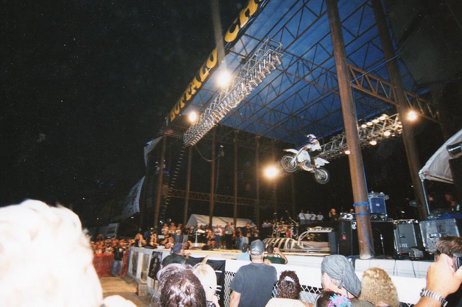 MOTORCYCLE-DAREDEVIL-STUNT-STURGIS-BUFFALO-CHIP-DEATH-WIRE-SPECTACULAR-ROBBIE-KNIEVEL-STAGE-JUMP