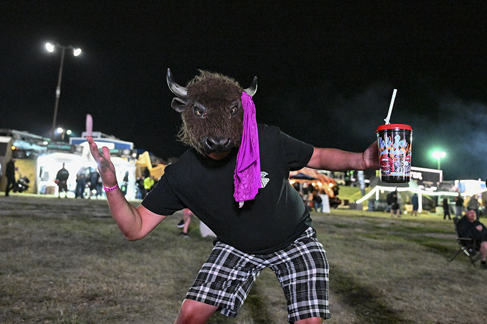 STURGIS-PHOTO-CONTEST-BUFFALO-CHIP-SHOTS-WEIRD-SHIT-BUFFALO-MASK